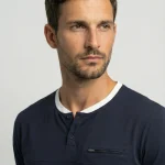 Polo sans col style Henley comment le porter