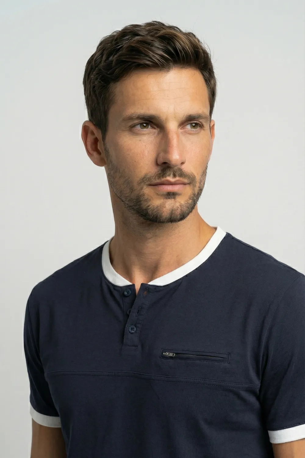 Polo sans col style Henley comment le porter